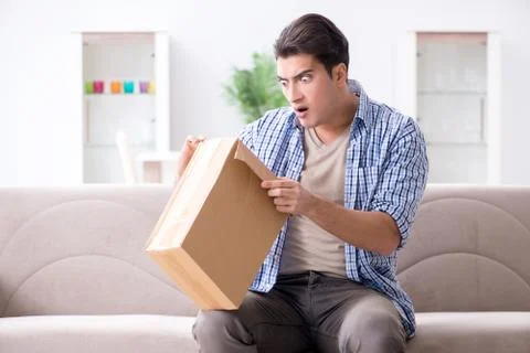 Man receiving empty parcel with stolen goods 库存照片