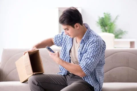 Man receiving empty parcel with stolen goods 库存照片