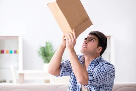 Man receiving empty parcel with stolen goods Stockfoto's