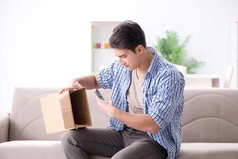 Man receiving empty parcel with stolen goods Stockfoto's