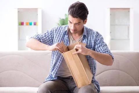 Man receiving empty parcel with stolen goods 库存照片
