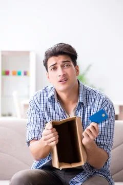Man receiving empty parcel with stolen goods 库存照片