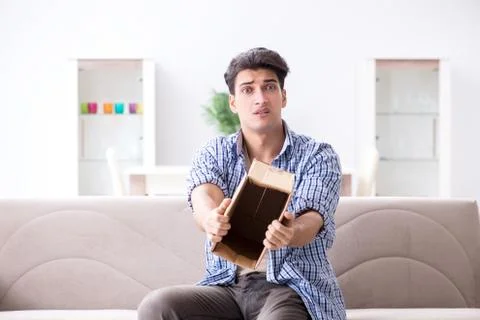 Man receiving empty parcel with stolen goods 库存照片