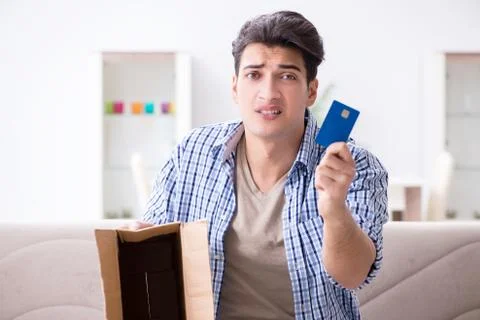 Man receiving empty parcel with stolen goods Stockfoto's