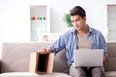 Man receiving empty parcel with stolen goods Stockfoto's