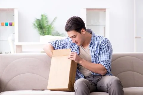 Man receiving empty parcel with stolen goods Stockfoto's