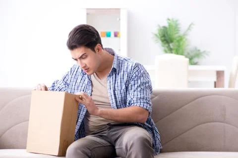 Man receiving empty parcel with stolen goods Stockfoto's