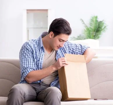 Man receiving empty parcel with stolen goods Stockfoto's