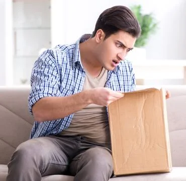 Man receiving empty parcel with stolen goods Stockfoto's