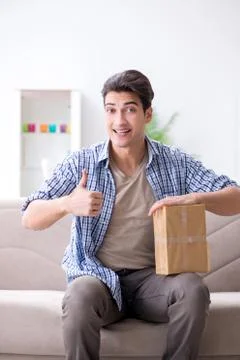Man receiving parcel at home Foto stock