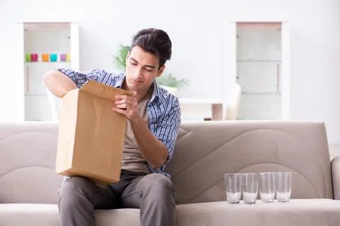Man receiving wrong parcel with glasses 库存照片