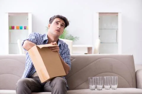 Man receiving wrong parcel with glasses 库存照片