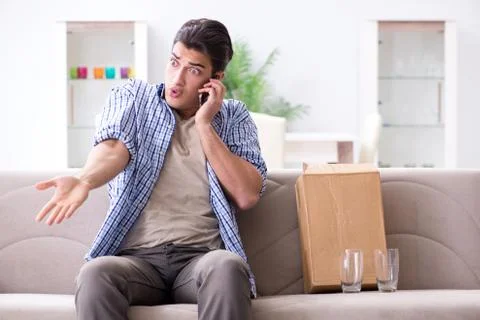 Man receiving wrong parcel with glasses Stockfoto's