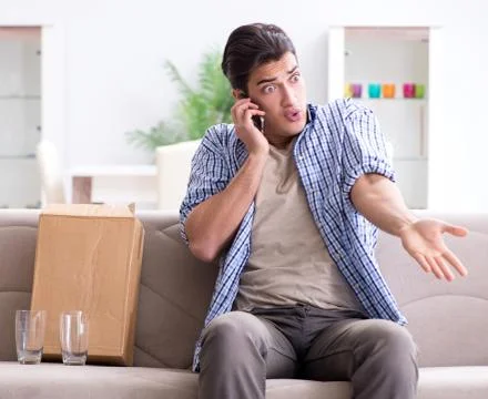 Man receiving wrong parcel with glasses Stockfoto's