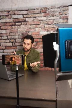 Man recording a video tutorial for social media Foto stock