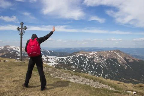 Man with a red backpack on the background Cross Carpathian Stockfoto's