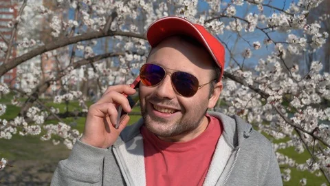Man in red baseball cap with red smartphone Vídeo Stock 106856648