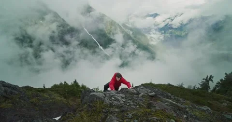 Man in Red Jacket Climbing the North Cascades 4K Vídeos de archivo 138340332