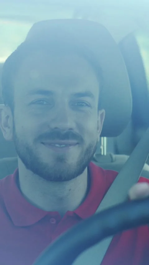 A man in a red shirt drives safely, contrasting with another man distracted Vídeo Stock 314159072