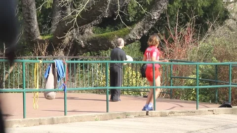 Man in red using a skipping rope in the parc 库存影片 149167882