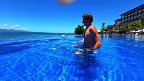 Man Relaxing in Cebu Infinity Pool 库存影片 341108966