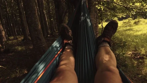 Man relaxing in hammock. Feet view. 库存影片 133329520