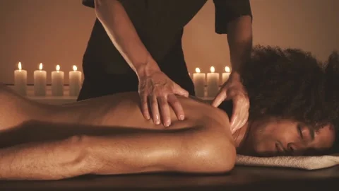 Man relaxing with massage at spa Vídeos de archivo 114622009