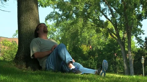 Man Relaxing In Park Close Vidéo 42871273