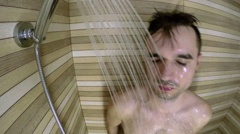 Man relaxing in the shower  库存影片 61775764