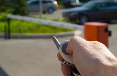 Man with remote control automatic barrier opens Foto stock