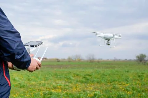 A man with a remote control in his hands. Flight control of the drone. Phanto Foto stock