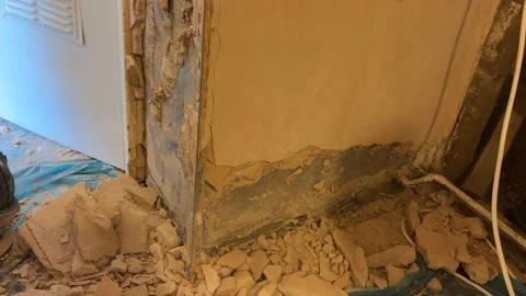 Man removing old plaster from wall with SDS drill and chisel. Slow motion Vídeos de archivo 234983749