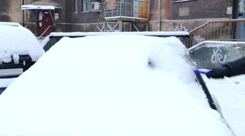 Man Removing Snow From Car Windshield in a Snowy Winter Morning Video stock 50539643