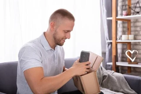 Man Removing Wireless Speaker From Parcel 库存照片