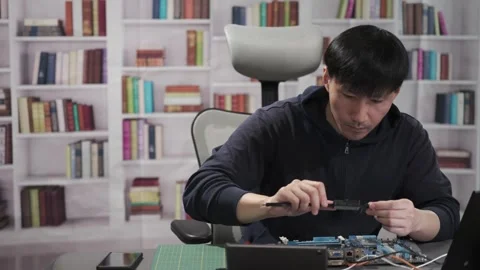 Man repairing a computer circuit board hardware for Artificial Intelligence Vidéo 295394807