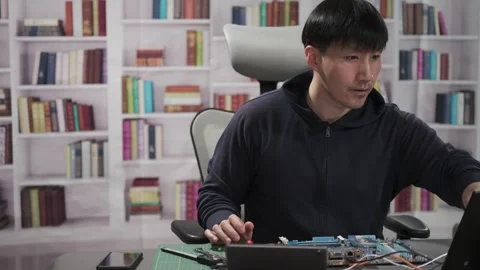 Man repairing a computer circuit board hardware for Artificial Intelligence Vidéo 295394809