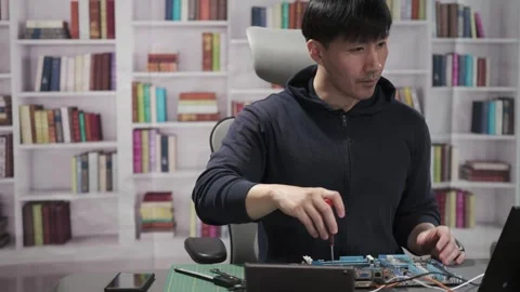 Man repairing a computer circuit board hardware for Artificial Intelligence Vidéo 295394816