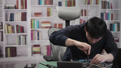 Man repairing a computer circuit board hardware for Artificial Intelligence Vidéo 295394826