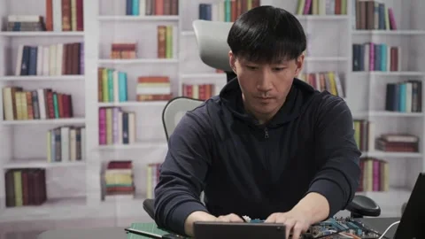 Man repairing a computer circuit board hardware for Artificial Intelligence Vidéo 295394856