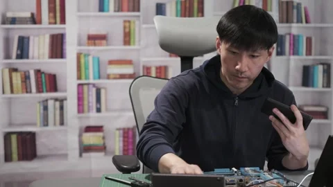 Man repairing a computer circuit board hardware for Artificial Intelligence Vidéo 295394862