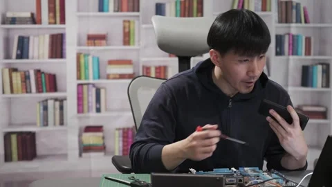 Man repairing a computer circuit board hardware for Artificial Intelligence Vidéo 295394868