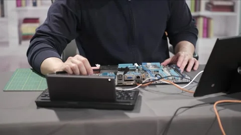 Man repairing a computer circuit board hardware for Artificial Intelligence Vidéo 295394883