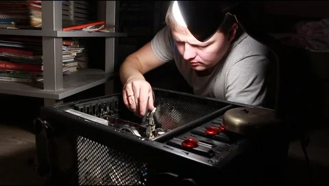 Man repairing computer 動画素材 112520002