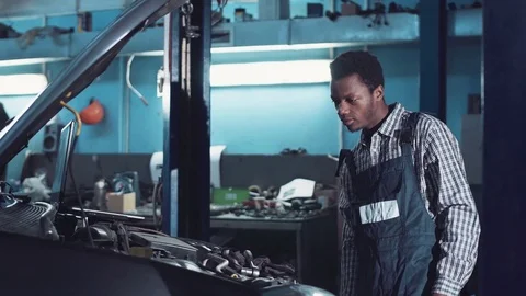 Man repairing engine Video stock 70782058