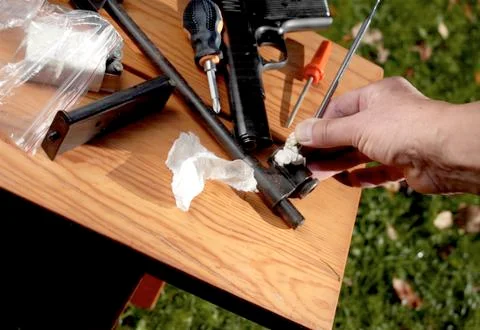 Man Repairs Weapon Foto stock