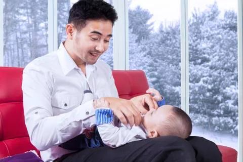 Man replace his baby clothes Foto stock