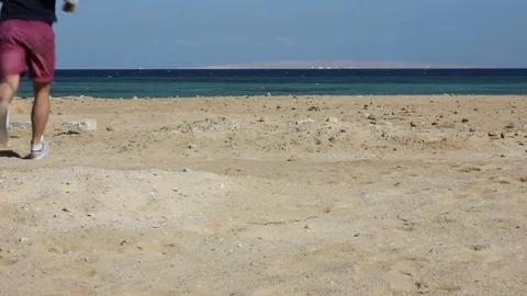 The man resorts to the sea Vidéo 82321038