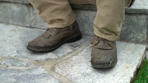 Man resting with dirty boots. Vídeo Stock 219314130