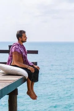 Man resting on the sea Foto stock