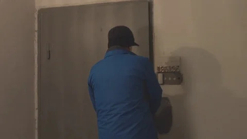 A man returns home. Stockbeeldmateriaal 71972666